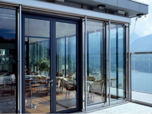 Kính xây dựng là gì? Các ứng dụng phổ biến nhất của kính xây dựng